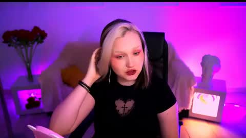 Snapshot of violettwoods chatting on June 30, 2026, 6:25 am Violett online show from June 30, 2026, 6:25 am