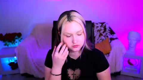 Snapshot of violettwoods chatting on July 6, 2026, 4:20 am Violett online show from July 6, 2026, 4:20 am