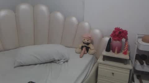 violetxia_ online show from May 20, 2026, 5:02 am
