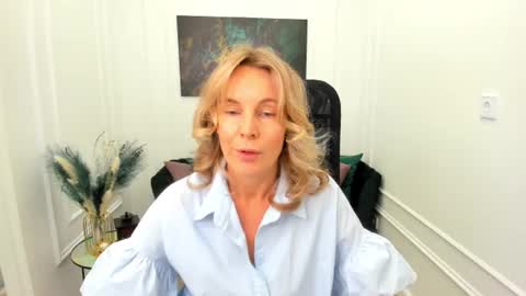 Snapshot of vivianlirei chatting on July 4, 2026, 4:29 am Sinti online show from July 4, 2026, 4:29 am