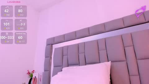 Snapshot of vivianne_scott chatting on September 17, 2025, 12:07 pm Vivi online show from September 17, 2025, 12:07 pm