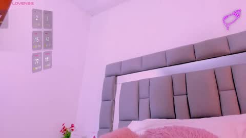 Snapshot of vivianne_scott chatting on September 19, 2025, 12:06 pm Vivi online show from September 19, 2025, 12:06 pm