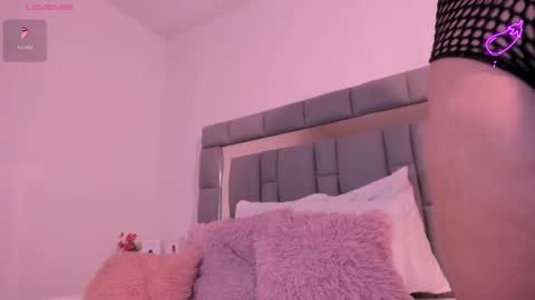 Snapshot of vivianne_scott chatting on September 27, 2025, 12:10 pm Vivi online show from September 27, 2025, 12:10 pm