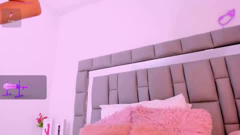 Snapshot of vivianne_scott chatting on October 1, 2025, 12:11 pm Vivi online show from October 1, 2025, 12:11 pm