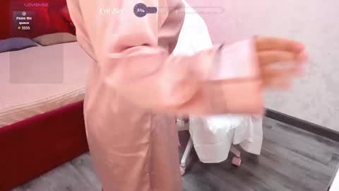 Vivien online show from June 25, 2026, 5:12 am