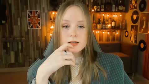 Vivien online show from February 20, 2025, 4:14 pm