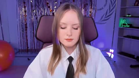 Vivien online show from March 9, 2025, 6:21 pm