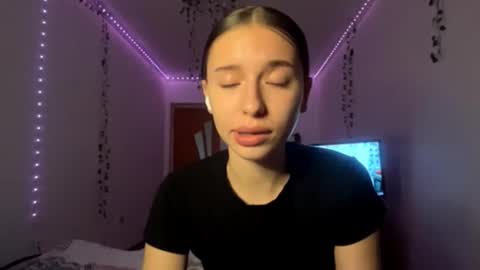 Vivi online show from November 17, 2025, 6:03 pm