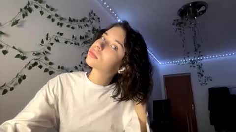 Vivi online show from November 29, 2025, 4:10 pm