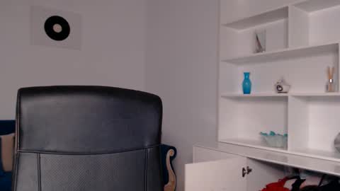 Vivienne online show from February 27, 2025, 4:10 pm