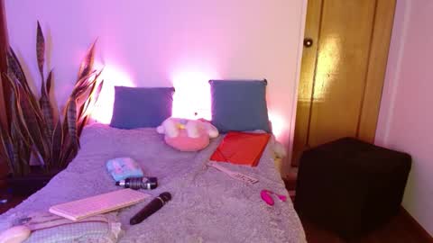 Snapshot of w_kittycat chatting on September 23, 2025, 6:05 am kitty SUPORT ME AND MY BABY SINGLE MOMY online show from September 23, 2025, 6:05 am