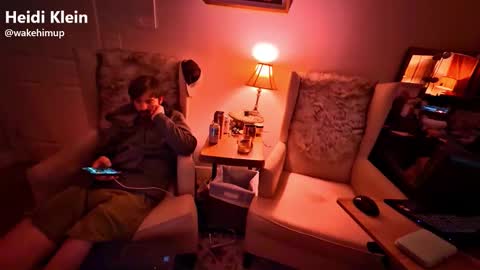 Snapshot of wakehimup chatting on November 22, 2025, 7:29 am wakehimup online show from November 22, 2025, 7:29 am