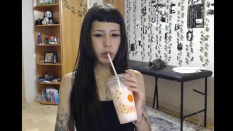 Mina online show from November 5, 2025, 7:25 pm