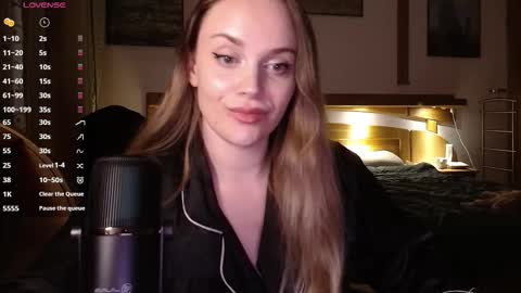 Lana online show from November 11, 2025, 8:53 pm