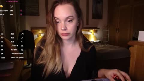 Lana online show from November 19, 2025, 9:15 pm