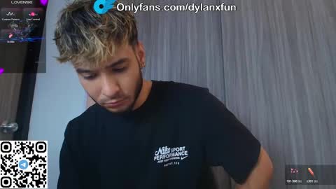 Snapshot of wetbubble chatting on November 25, 2025, 10:21 pm Mia and Dylan online show from November 25, 2025, 10:21 pm