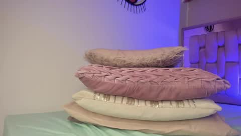 Sara  online show from April 13, 2026, 8:03 pm