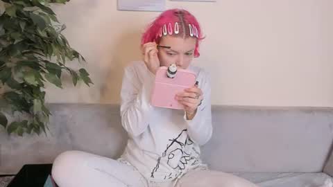 Lola online show from July 10, 2026, 1:36 pm
