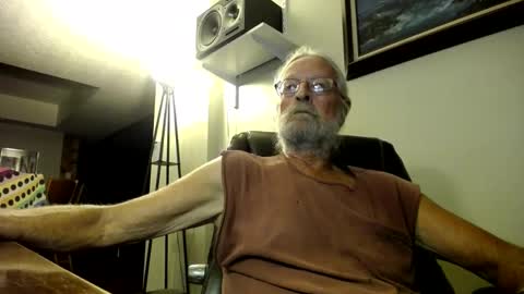 Snapshot of whofcares2 chatting on October 6, 2025, 12:41 am whofcares2 online show from October 6, 2025, 12:41 am