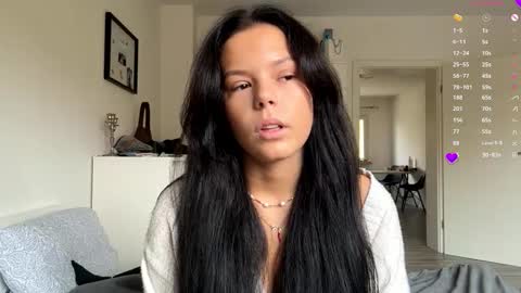 Mia online show from November 7, 2025, 8:03 am