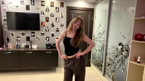 Snapshot of willenasow chatting on April 8, 2026, 3:23 pm Olivia online show from April 8, 2026, 3:23 pm