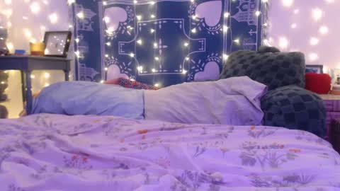 Eevie online show from December 14, 2024, 4:34 am