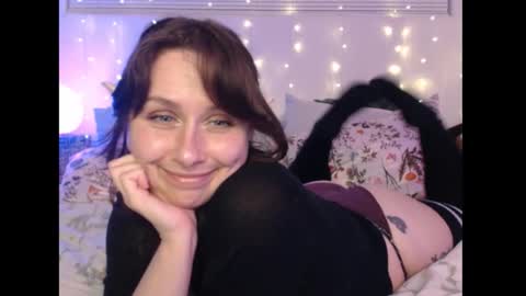 Eevie online show from December 21, 2025, 1:24 am