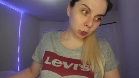 Snapshot of winter_miracle chatting on February 25, 2025, 8:14 am Winter Miracle online show from February 25, 2025, 8:14 am