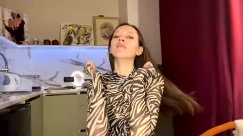 Snapshot of withlovebella chatting on January 25, 2025, 12:37 pm Isobelle online show from January 25, 2025, 12:37 pm