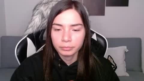 Snapshot of wolfs_daughter chatting on January 14, 2025, 3:01 am Alex online show from January 14, 2025, 3:01 am