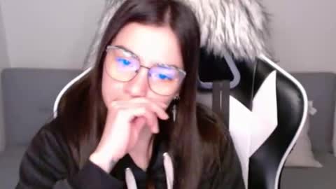 Snapshot of wolfs_daughter chatting on October 21, 2025, 1:39 am Alex online show from October 21, 2025, 1:39 am