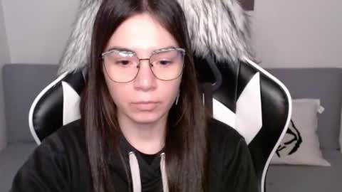 Snapshot of wolfs_daughter chatting on October 23, 2025, 3:17 am Alex online show from October 23, 2025, 3:17 am