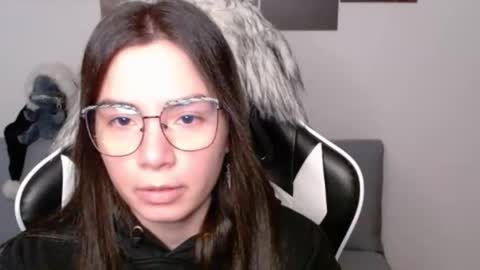 Snapshot of wolfs_daughter chatting on December 4, 2025, 2:32 am Alex online show from December 4, 2025, 2:32 am