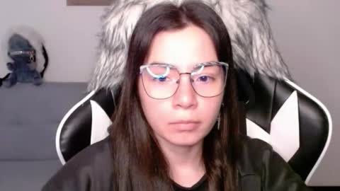 Snapshot of wolfs_daughter chatting on December 21, 2025, 2:19 am Alex online show from December 21, 2025, 2:19 am