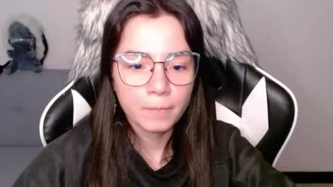 Snapshot of wolfs_daughter chatting on December 22, 2025, 2:08 am Alex online show from December 22, 2025, 2:08 am