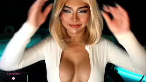 Julia online show from November 6, 2025, 7:04 pm