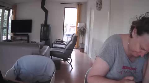 Snapshot of woodwurm chatting on April 7, 2026, 6:03 am woodwurm and Snoeske online show from April 7, 2026, 6:03 am