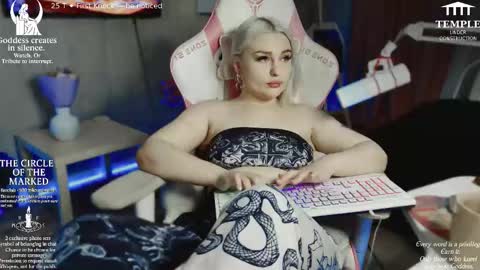 Snapshot of wounded_goddess chatting on October 24, 2025, 7:10 pm Goddess Sophy online show from October 24, 2025, 7:10 pm