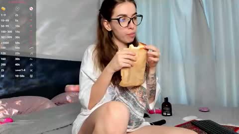 Snapshot of wow__lina chatting on February 3, 2026, 4:21 am Hey Im Lina See you 12am - 6am GMT 3 online show from February 3, 2026, 4:21 am