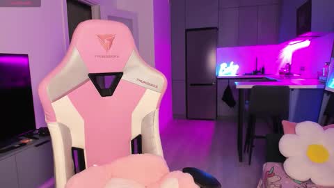 Emi online show from October 30, 2025, 4:08 pm