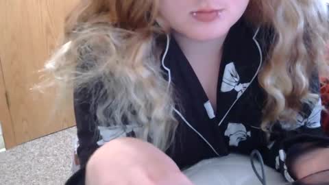 Snapshot of x2kayx2 chatting on May 5, 2026, 4:48 pm x2kayx2 online show from May 5, 2026, 4:48 pm