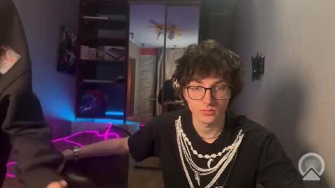 Snapshot of x_files_t chatting on February 3, 2026, 3:15 am Philipp and Este online show from February 3, 2026, 3:15 am