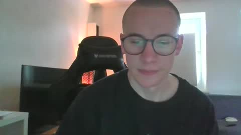 xhenno online show from March 28, 2026, 9:53 am