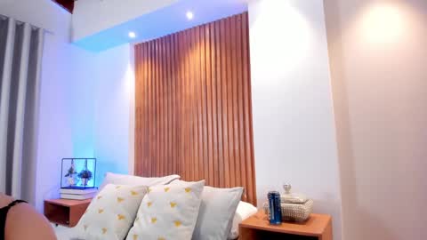 XIMENA LOPEZ online show from November 24, 2025, 7:46 pm