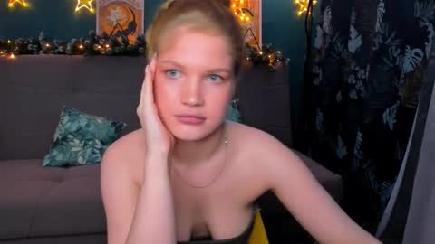 Chloe online show from December 19, 2024, 5:08 pm