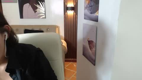 lunna online show from October 25, 2025, 7:41 pm