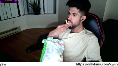 Snapshot of xwuvzyew chatting on January 19, 2025, 1:53 am x online show from January 19, 2025, 1:53 am