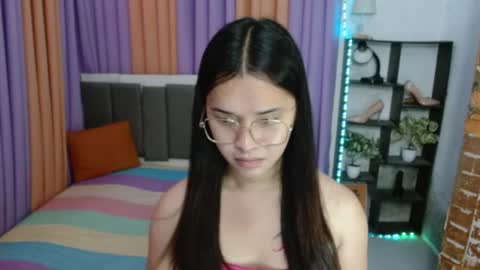 CHLOES ROOM online show from November 21, 2025, 4:38 pm