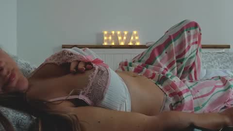 Snapshot of xxevadreamxx chatting on November 6, 2025, 6:36 am Eva online show from November 6, 2025, 6:36 am