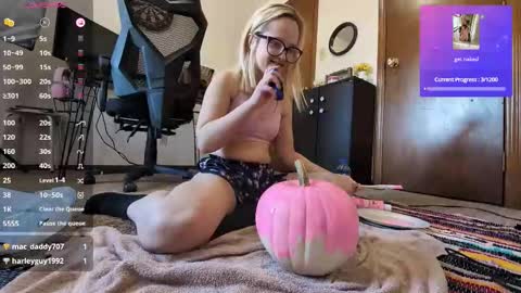 Snapshot of xxnaughtynicolexx chatting on October 12, 2025, 9:36 pm Nicole online show from October 12, 2025, 9:36 pm
